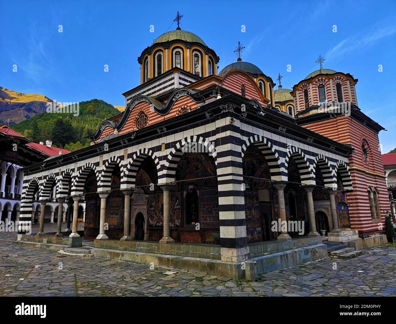 Vue sur les détails architecturaux de l'impressionnant monastère de Rila, en Bulgarie. Banque D'Images