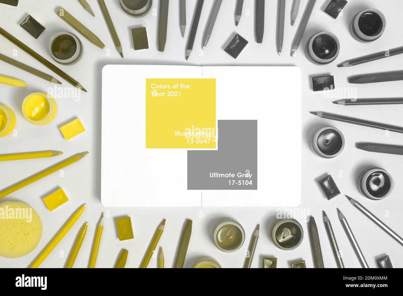 Carnet d'esquisses ou note de peintre avec des outils de jaune luminescent et de gris ultime. Design créatif montrant les couleurs de l'année 2021 avec cadre et texte Banque D'Images