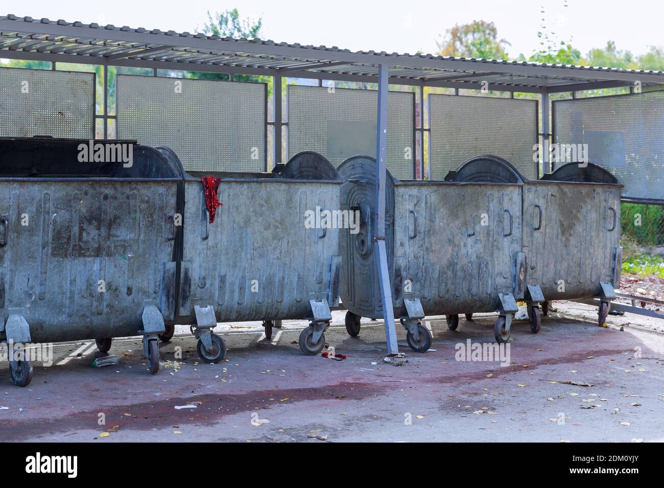 La liquidation des déchets municipaux les poubelles écologiques près de l'immeuble d'appartements dans les poubelles de district à recycler séparément. Banque D'Images