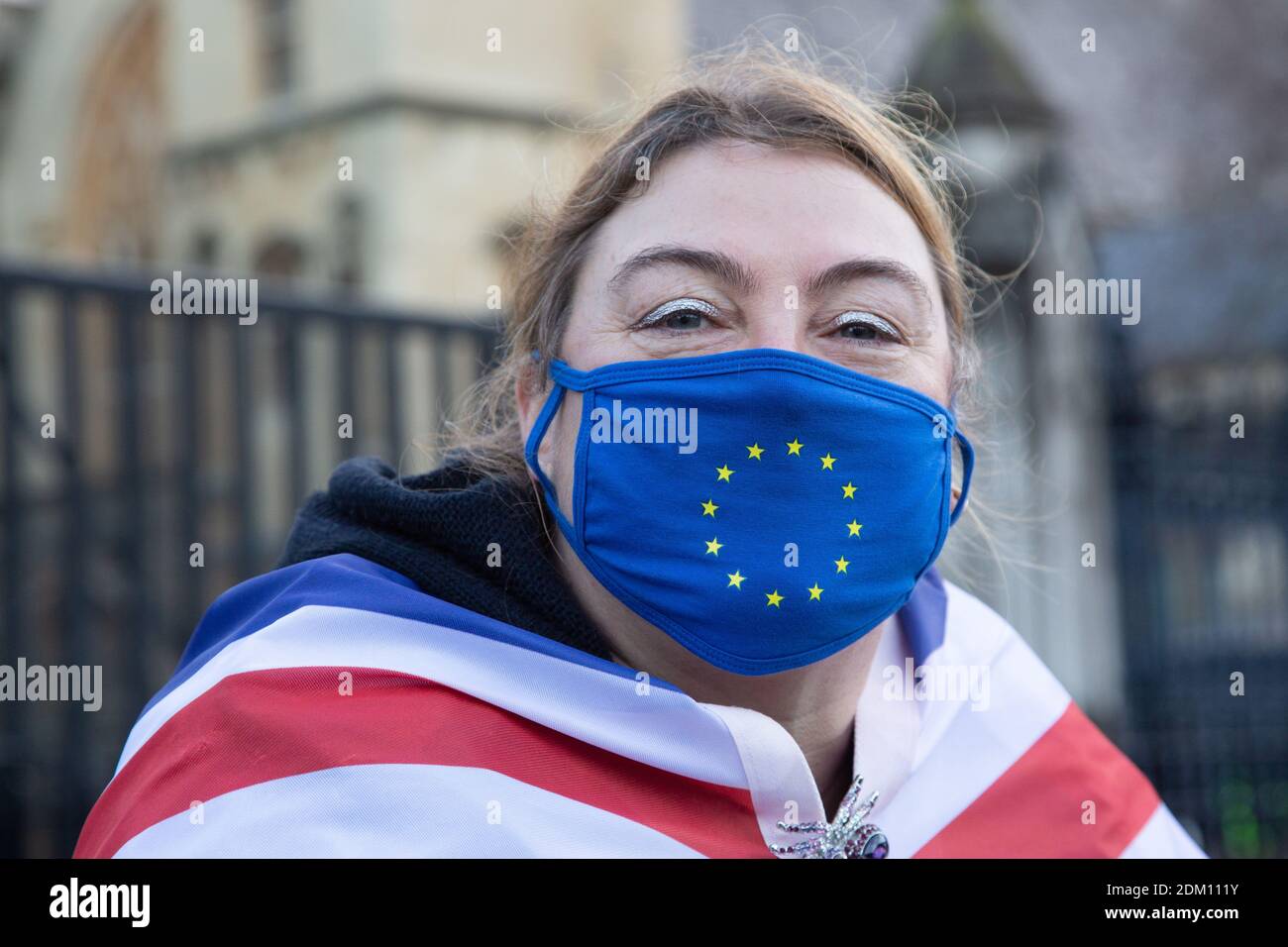 14. Décembre 2020, Angleterre, Londres : une femme portant un masque de l'UE participe à une manifestation anti-Brexit sur la place du Parlement. Banque D'Images