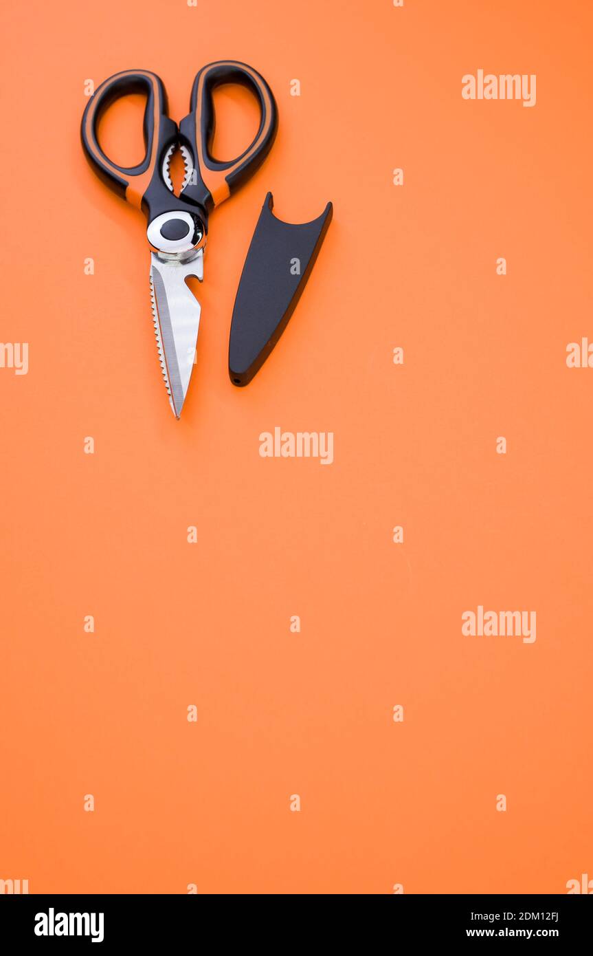 Un cliché vertical de ciseaux isolés sur fond rose. Outil de coupe avec lames zigzag, copier l'espace Banque D'Images