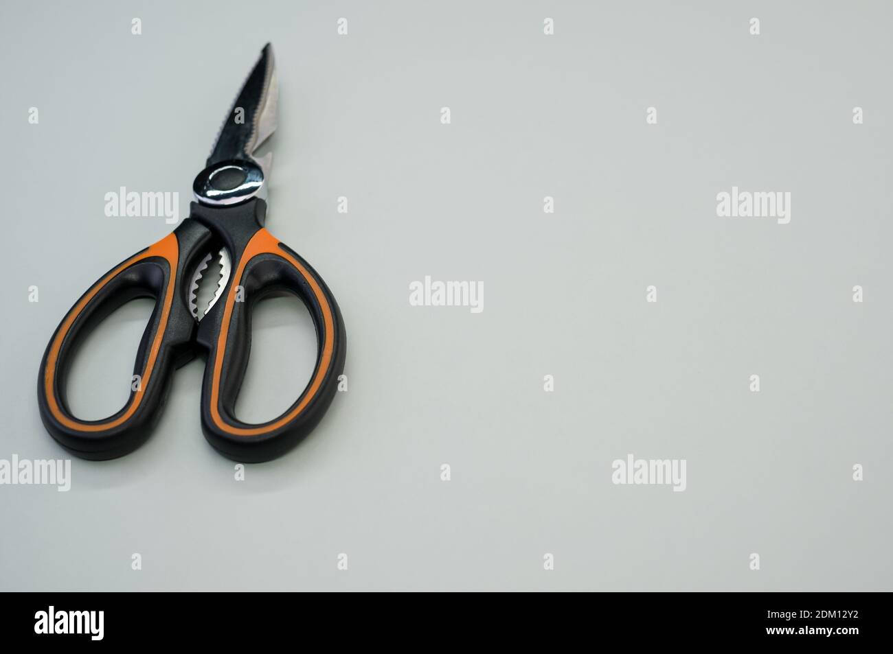 Gros plan de ciseaux isolés sur fond bleu. Outil de coupe avec lames zigzag, copier l'espace Banque D'Images