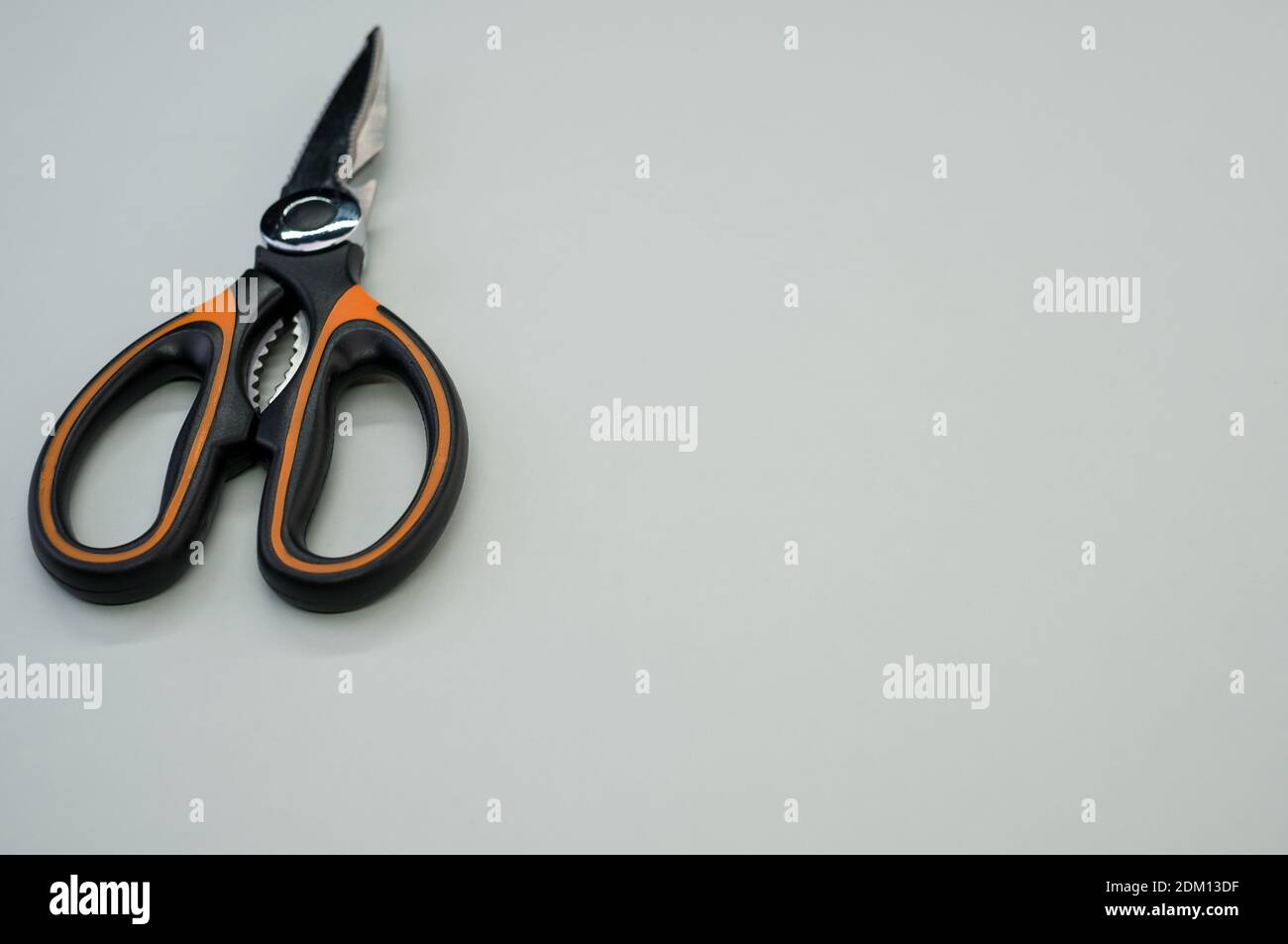 Gros plan de ciseaux isolés sur fond bleu. Outil de coupe avec lames zigzag, copier l'espace Banque D'Images