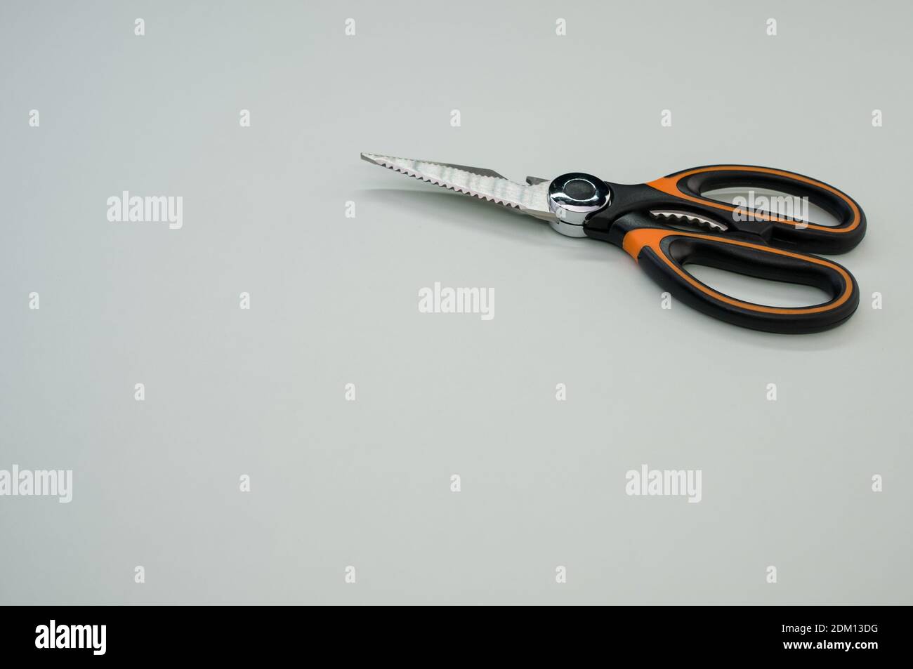 Gros plan de ciseaux isolés sur fond bleu. Outil de coupe avec lames zigzag, copier l'espace Banque D'Images