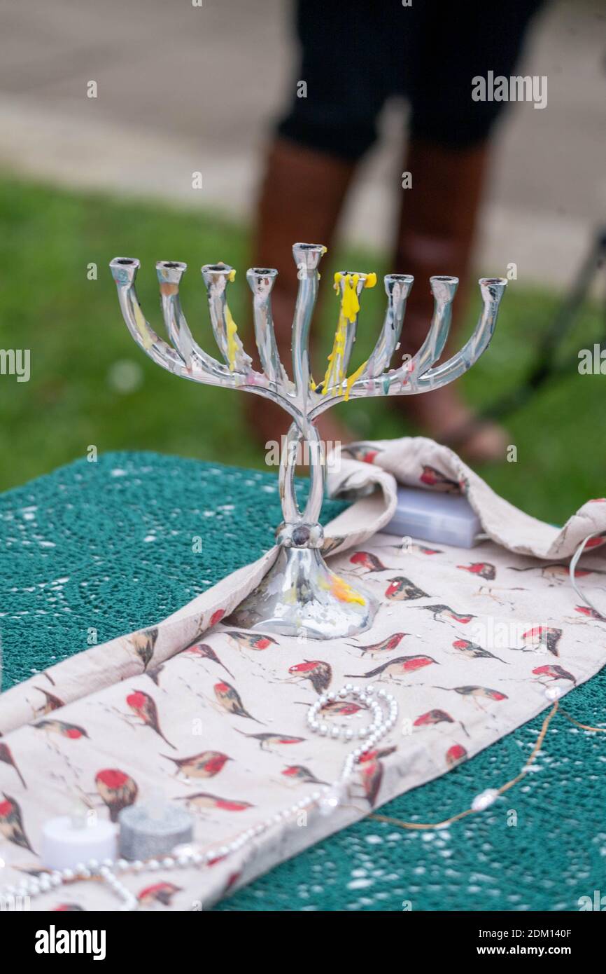 Londres, Royaume-Uni. 16 décembre 2020. Covid-19 les familles endeuillées pour Justice le Royaume-Uni protestent face au Parlement, commémorant les personnes disparues à la table à Noël comme elles sont mortes en raison de Covid-19. Le groupe cherche une enquête sur les décès de covid crédit: Ian Davidson/Alamy Live News Banque D'Images