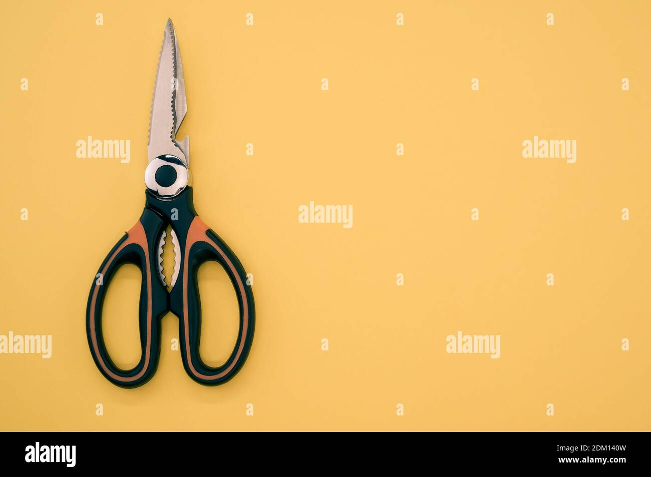 Gros plan de ciseaux isolés sur fond marron. Outil de coupe avec lames zigzag, copier l'espace Banque D'Images