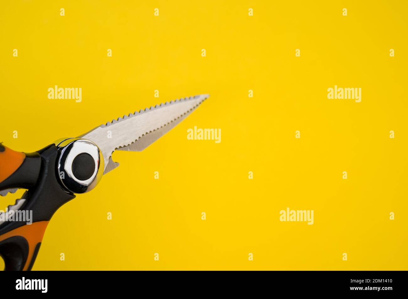 Gros plan de ciseaux isolés sur fond jaune. Outil de coupe avec lames zigzag, copier l'espace Banque D'Images