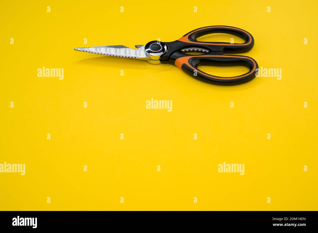 Gros plan de ciseaux isolés sur fond jaune. Outil de coupe avec lames zigzag, copier l'espace Banque D'Images