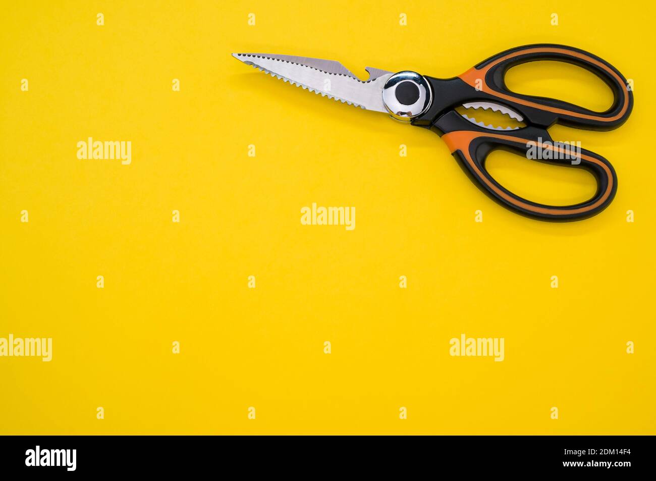Gros plan de ciseaux isolés sur fond jaune. Outil de coupe avec lames zigzag, copier l'espace Banque D'Images
