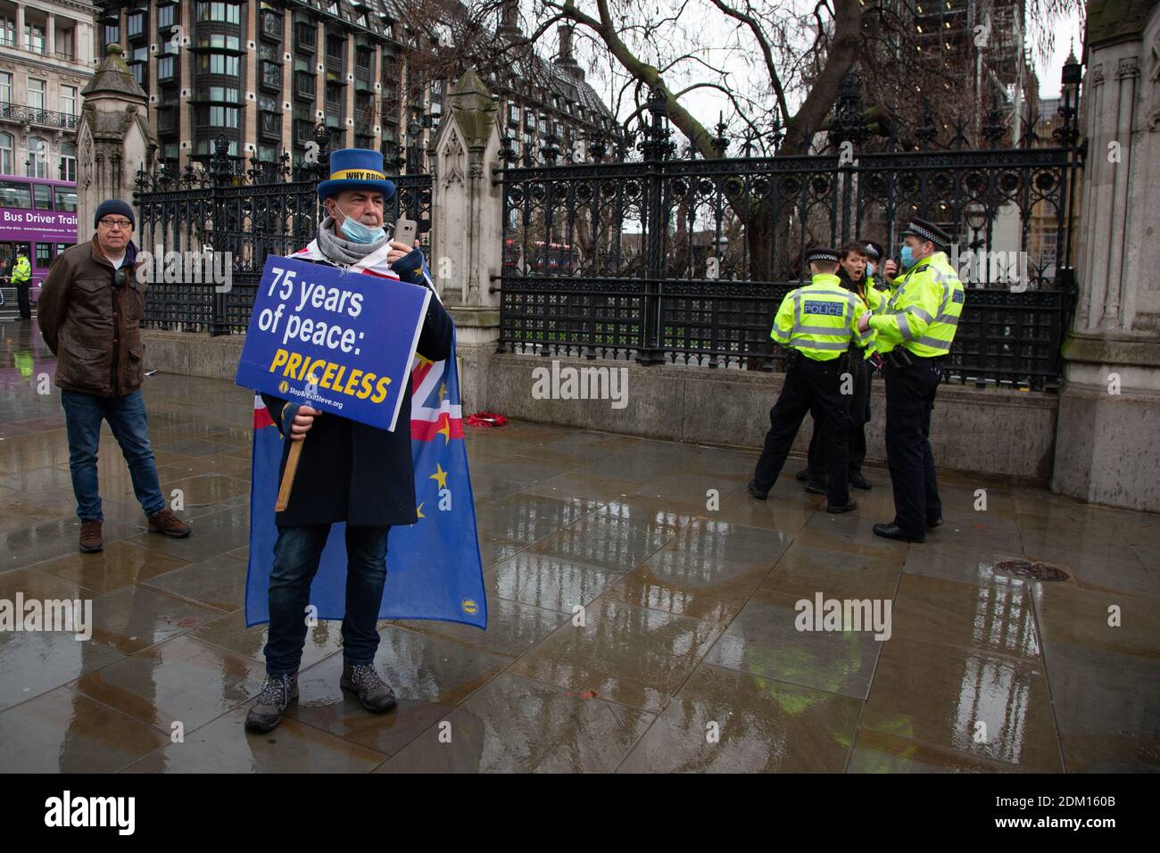 14. Décembre 2020, Angleterre, Londres : le protestant anti-Brexit Steven Bray proteste contre un Brexit non-deal en dehors des chambres du Parlement. --- dans ce Banque D'Images