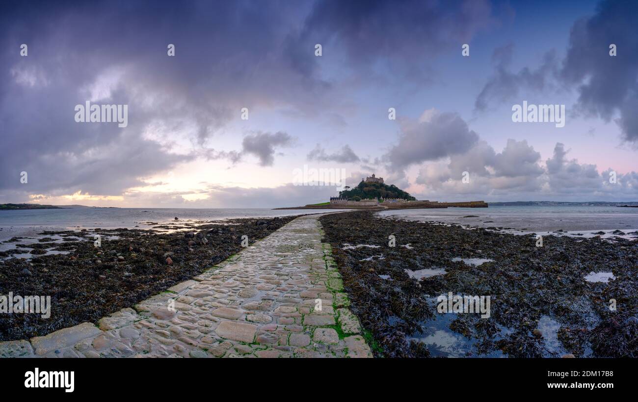 Marazion, Royaume-Uni - 13 octobre 2020 : lever du soleil d'automne au-dessus de la chaussée jusqu'à St Michael's Mount, Cornwall, Royaume-Uni Banque D'Images