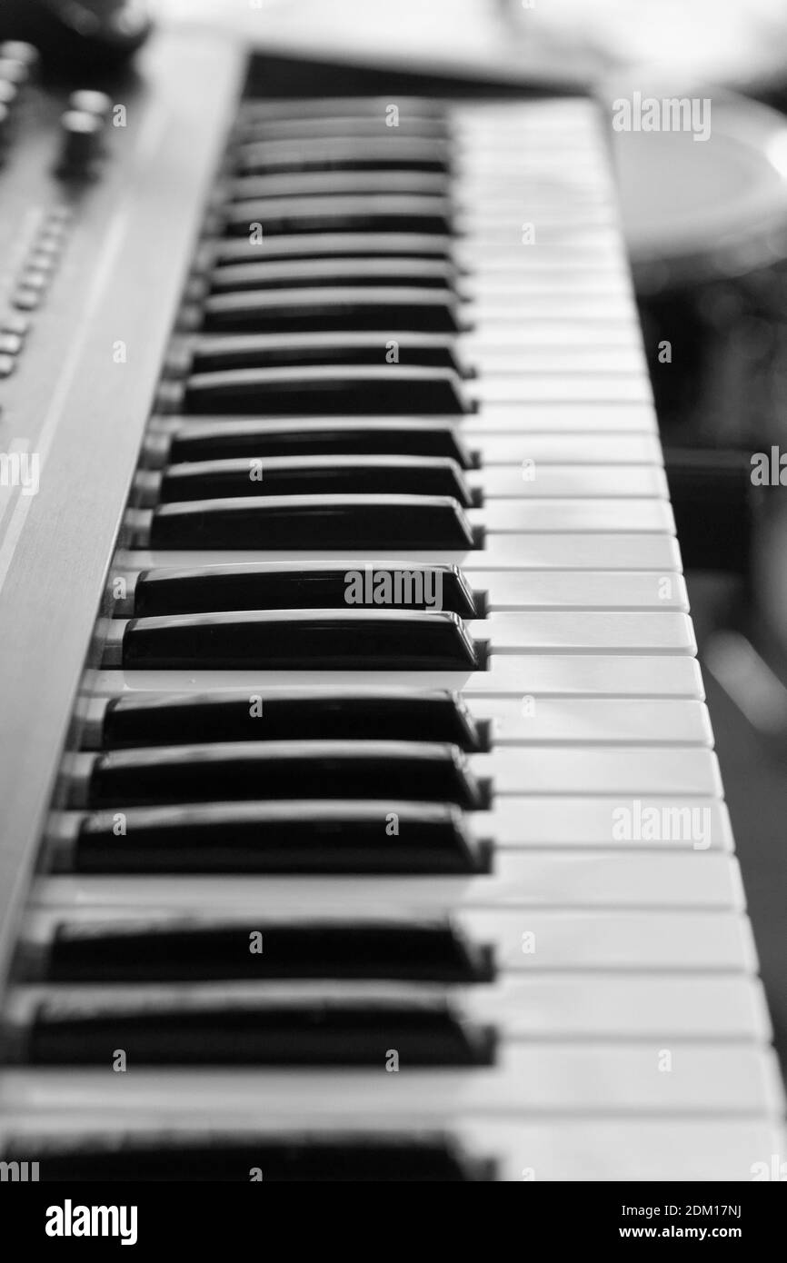 Clavier de la musique synthétiseur électronique, piano sur fond flou. Mise au point peu profonde. Image en noir et blanc. Banque D'Images