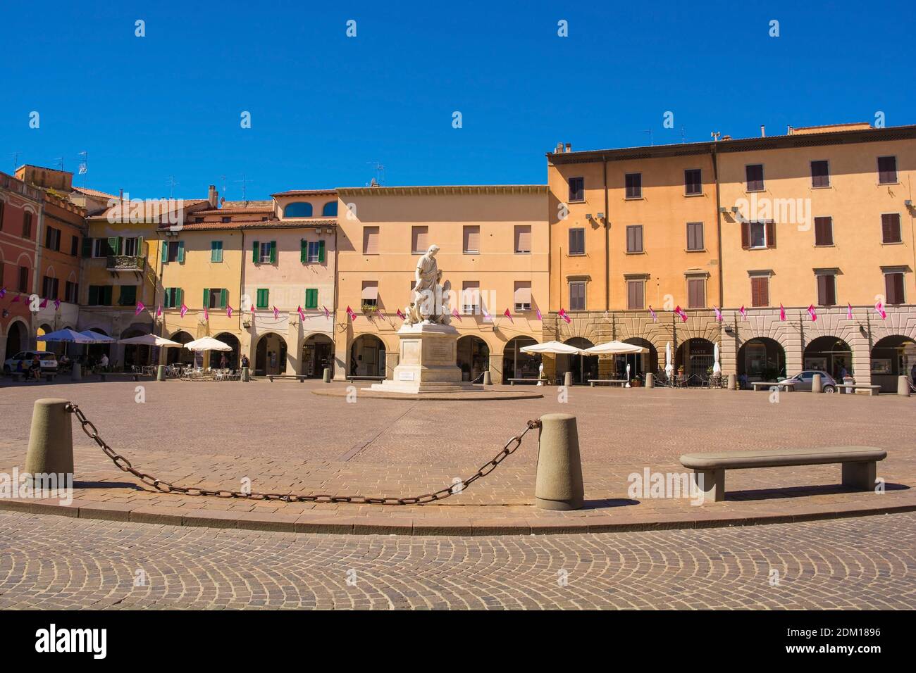 Grosseto, Italie - 4 septembre 2020. La Piazza Dante historique dans le centre de Grosseto en Toscane. Au centre se trouve le monument Canapone Banque D'Images