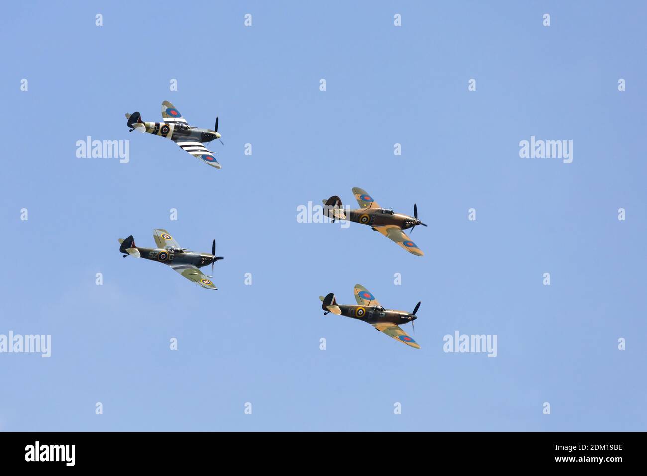 3 Spitfires et un combattant de l'ouragan de la bataille de Grande-Bretagne de la Royal Air Force vol en formation à l'occasion du 75e anniversaire de la bataille. Banque D'Images