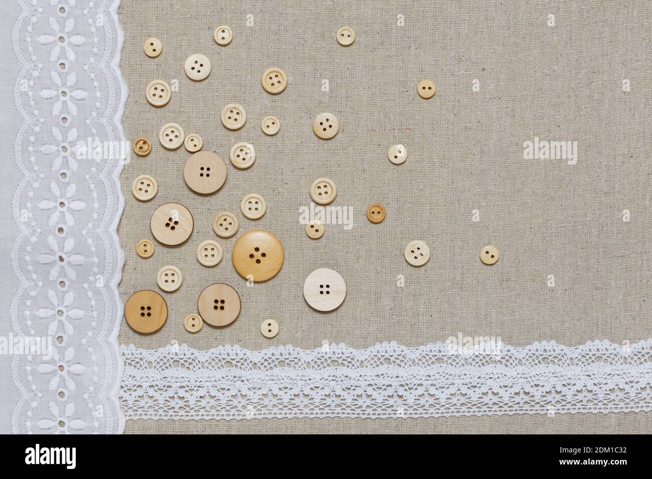 Texture naturelle du lin avec dentelle blanche sur le côté gauche et ruban en bas Banque D'Images