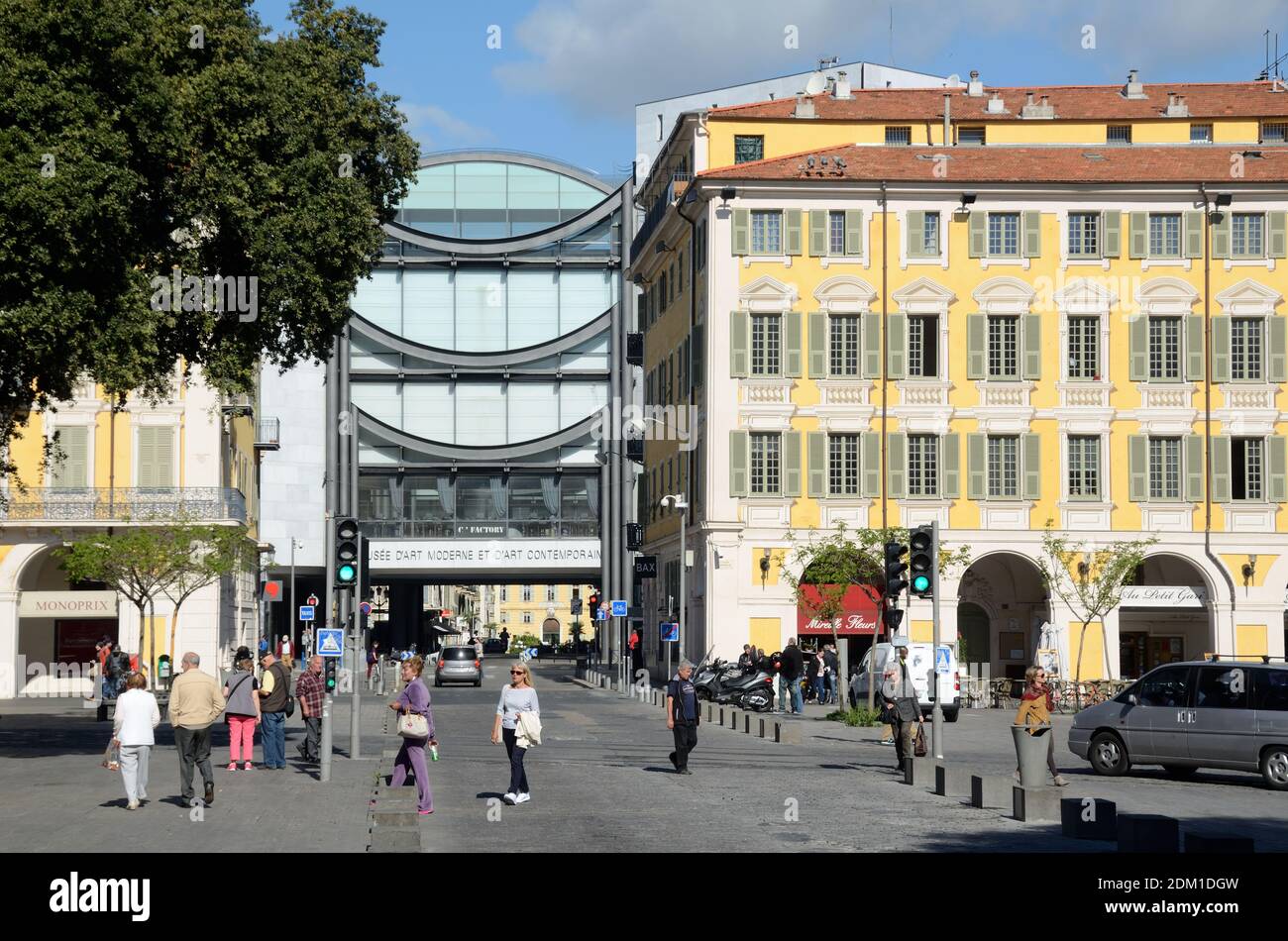 Touristes et Nicois se mêlent sur la place Garibaldi Town Square Avec le musée d'art moderne et contemporain dans le Contexte Nice France Banque D'Images