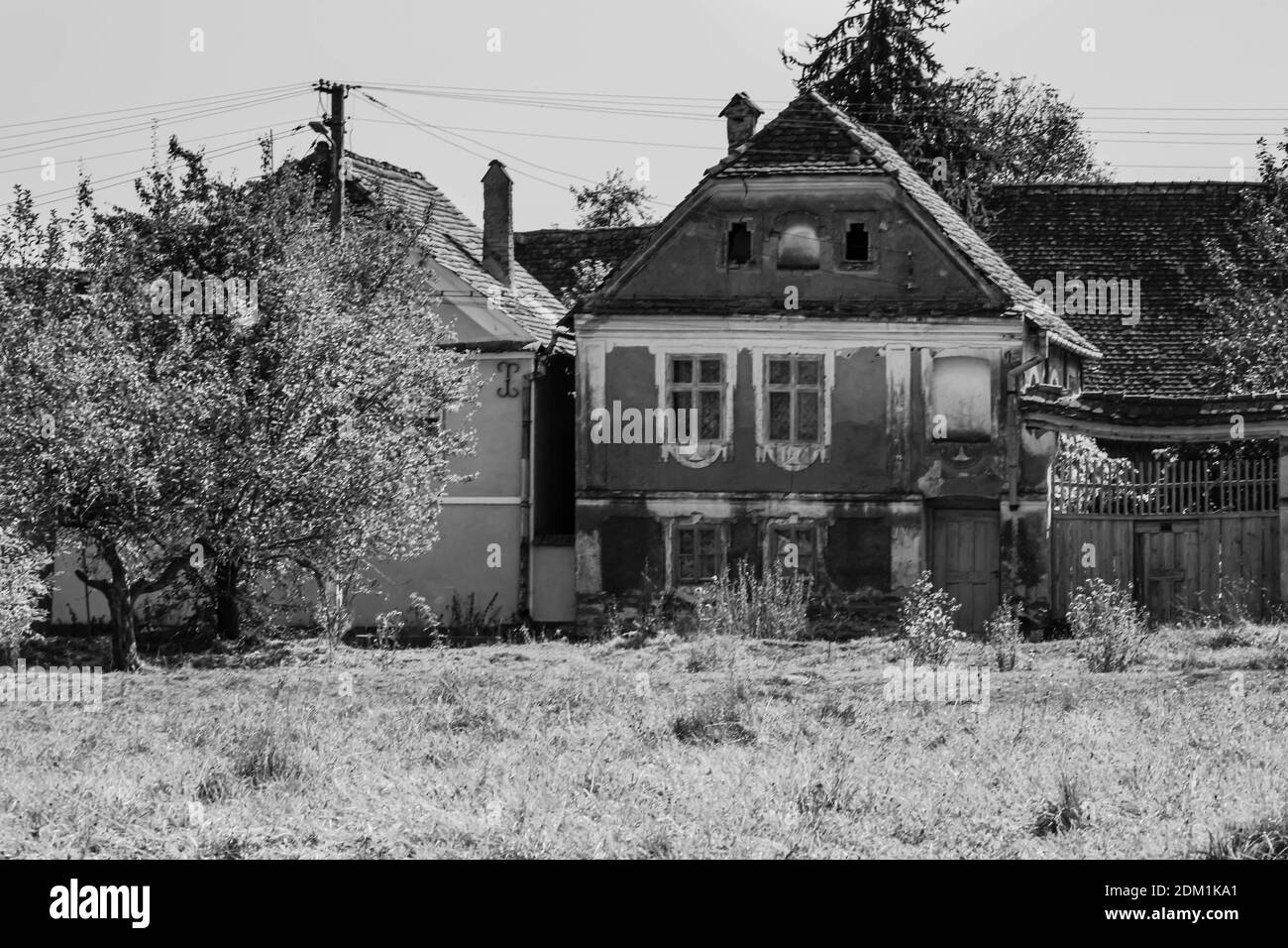 Vue sur le village pittoresque de Viscri en Roumanie. Maisons anciennes traditionnelles peintes dans le village médiéval-saxon de Viscri, Roumanie, 2021 Banque D'Images