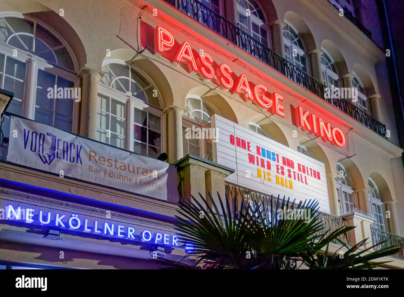 Schriftzug ' Ohne Kunst und Kultur wand es STILL 'stht an der Fassade des passage Kino à Neukoelln, Berlin Banque D'Images