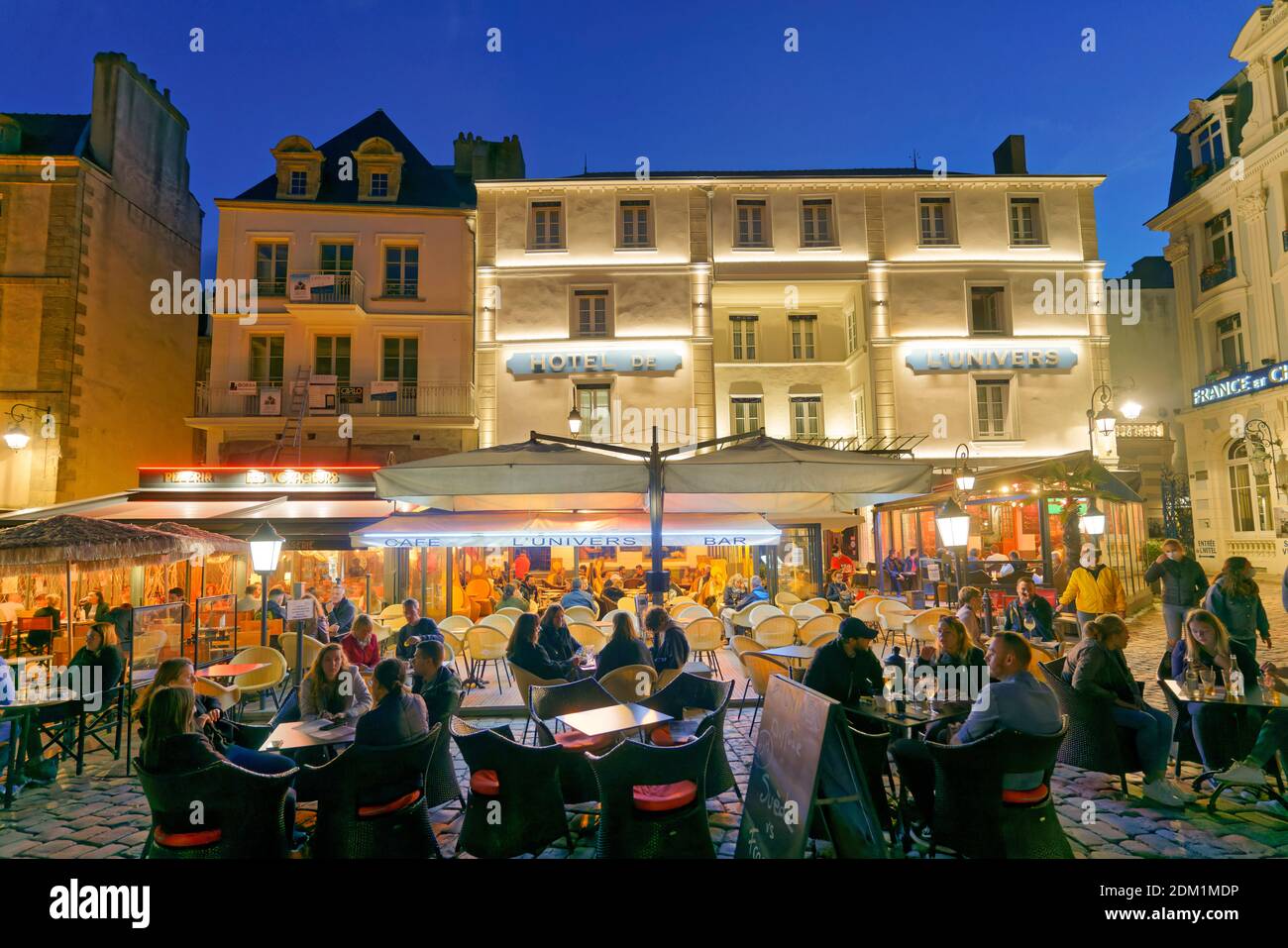 Hôtel de Univers, Saint-Malo, place Chateaubriand, Strassencafe am Abend, Ille et Vilaine, Côte d'Emeraude , Smaragdkueste , Bretagne, Frankreich Banque D'Images