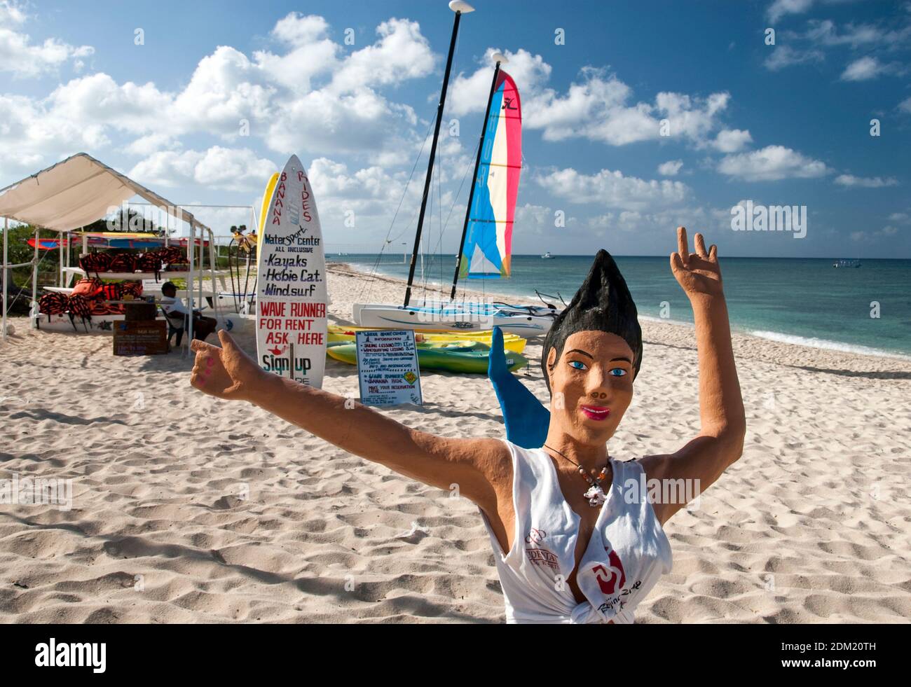 Voiliers, planches de surf et kayaks à louer sur la plage de Cozumel, Mexique. Banque D'Images