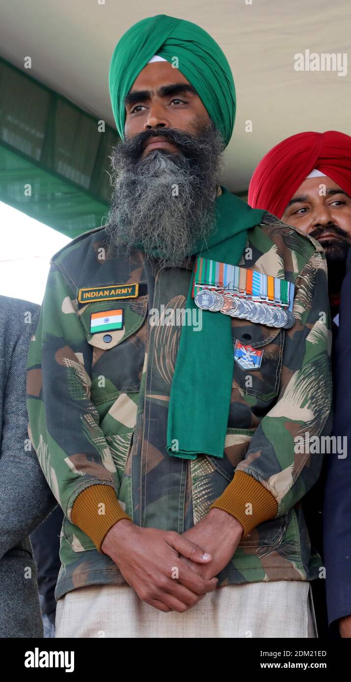 Des ex-militaires indiens vus à la frontière de Singhu (autoroute nationale 1, qui relie la capitale nationale New Delhi au Punjab) pendant la manifestation. Des milliers d'agriculteurs protestent pendant 21 jours sur différentes frontières liées à New Delhi pour exiger le recul du projet de loi de 3 sur les réformes agricoles du gouvernement. Banque D'Images