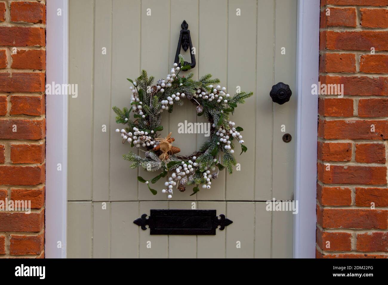 Couronne de Noël faite maison sur la porte en bois de la maison de campagne du Royaume-Uni, Noël décembre 2020, Hampshire Angleterre Banque D'Images