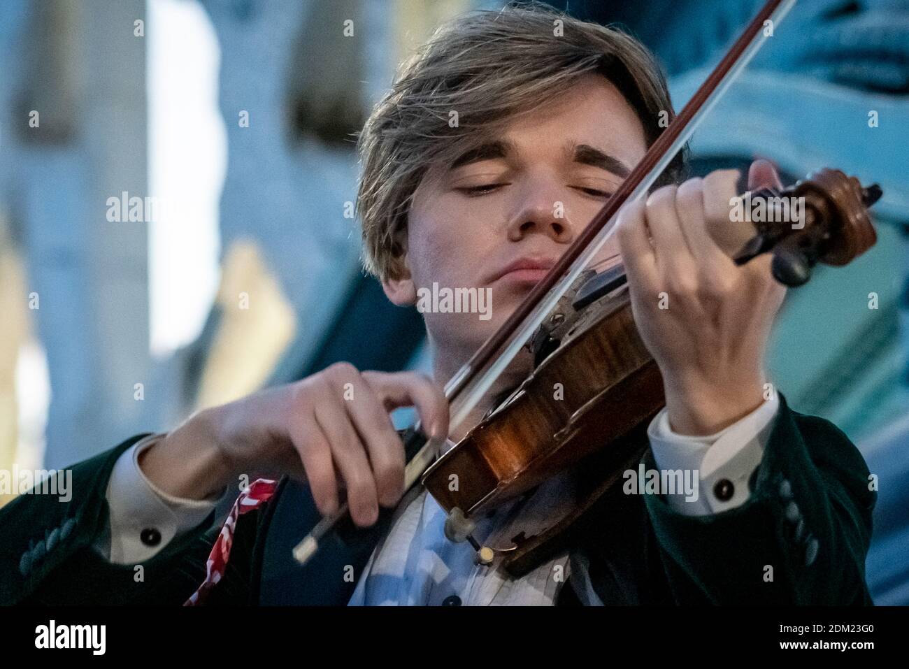 Yury Revich, violoniste classique russe, joue en solo sur Tower Bridge avec un Stradivarius daté de 1709 et d'une valeur de 7+ millions de livres sterling. Londres, Royaume-Uni. Banque D'Images