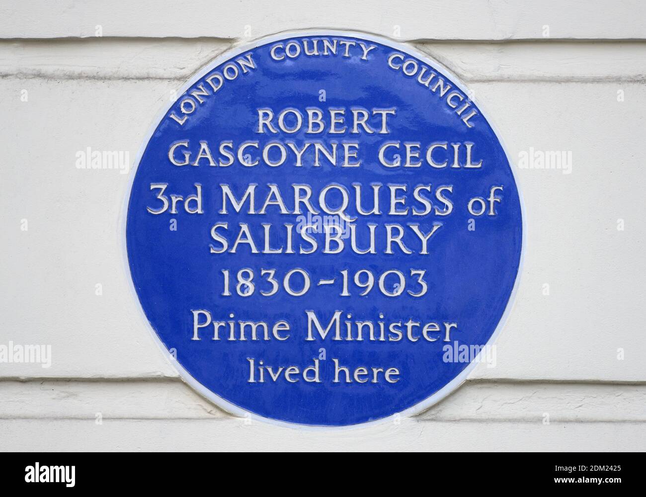 Londres, Royaume-Uni. Plaque commémorative au 21, place Fitzroy : « Robert Gascoyne Cecil, troisième marquis de Salisbury (1830-1903), premier ministre, vivait ici. » Banque D'Images