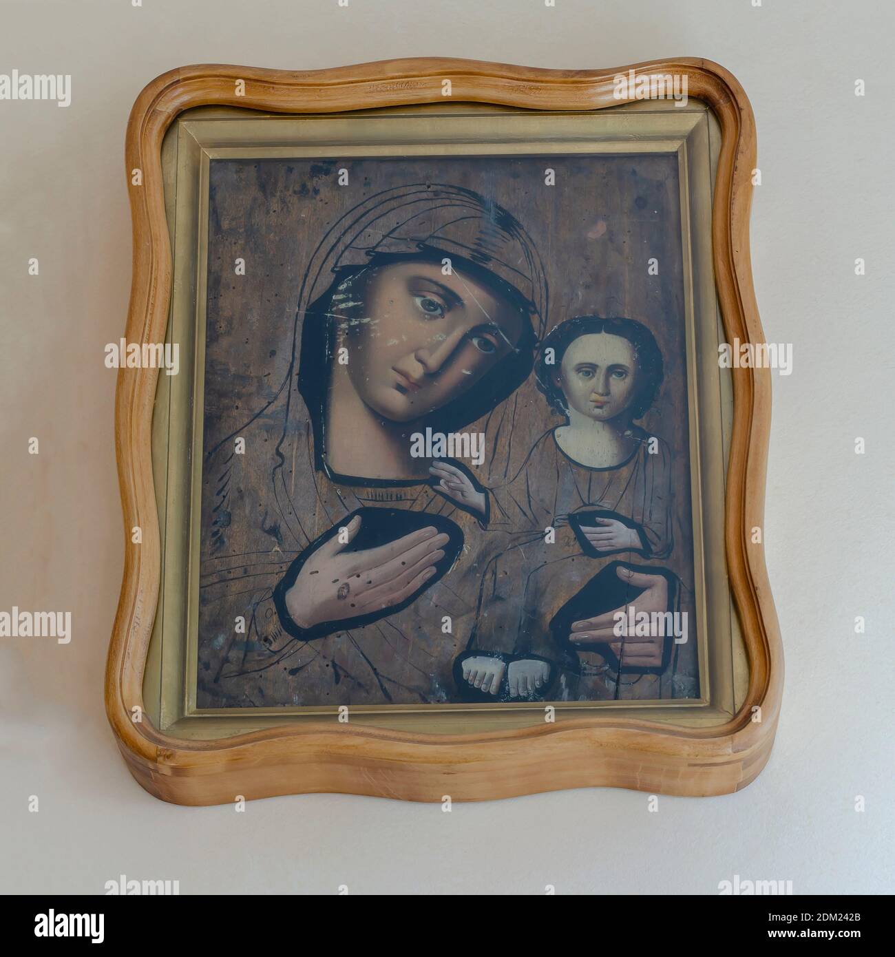 Ukraine, Nikolaev - 26 août 2020 : ancienne icône de la mère de Dieu avec le bébé Jésus dans ses bras. L'icône dans un cadre massif en chêne est suspendue sur le W Banque D'Images