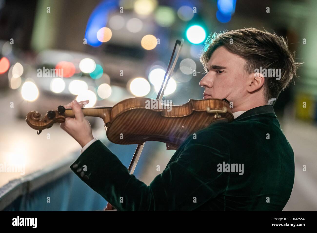 Yury Revich, violoniste classique russe, joue en solo sur Tower Bridge avec un Stradivarius daté de 1709 et d'une valeur de 7+ millions de livres sterling. Londres, Royaume-Uni. Banque D'Images