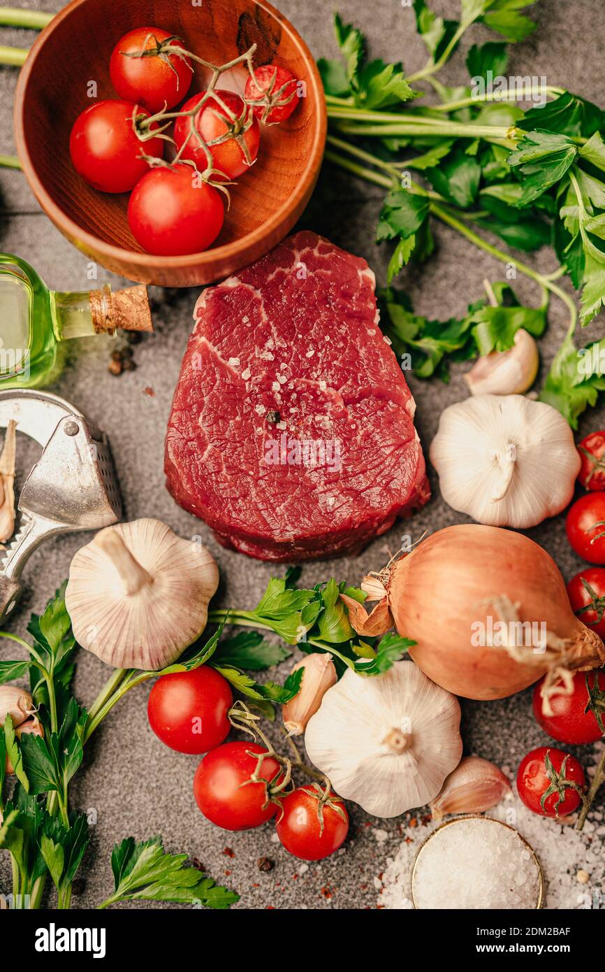 Steak de bœuf nourri à l'herbe du filet.préparation de viande fraîche. Assaisonnement à la viande crue.filet mignon de porc aux épices et aux ingrédients.Premier vieilli sec Banque D'Images