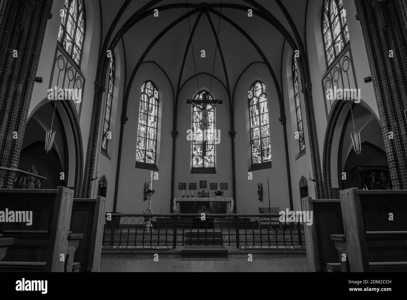Un autel dans une église catholique avec Jésus sur la croix, photo en noir et blanc Banque D'Images
