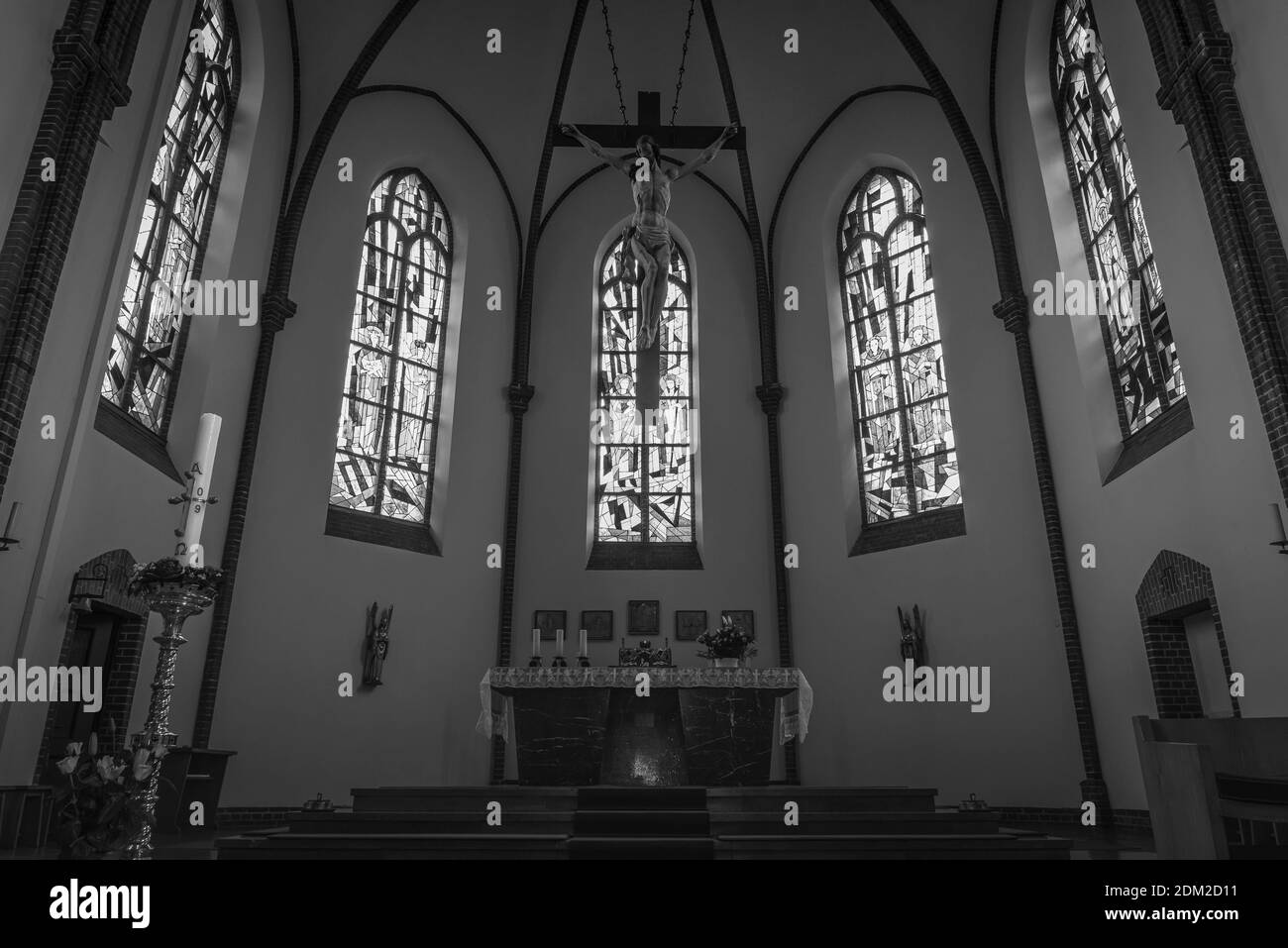 Un autel dans une église catholique avec Jésus sur la croix, photo en noir et blanc Banque D'Images