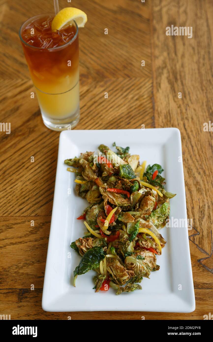 Choux de Bruxelles croustillants et thé glacé à la forêt tropicale, salle à manger, parc Chautauqua, Boulder, Colorado, États-Unis Banque D'Images