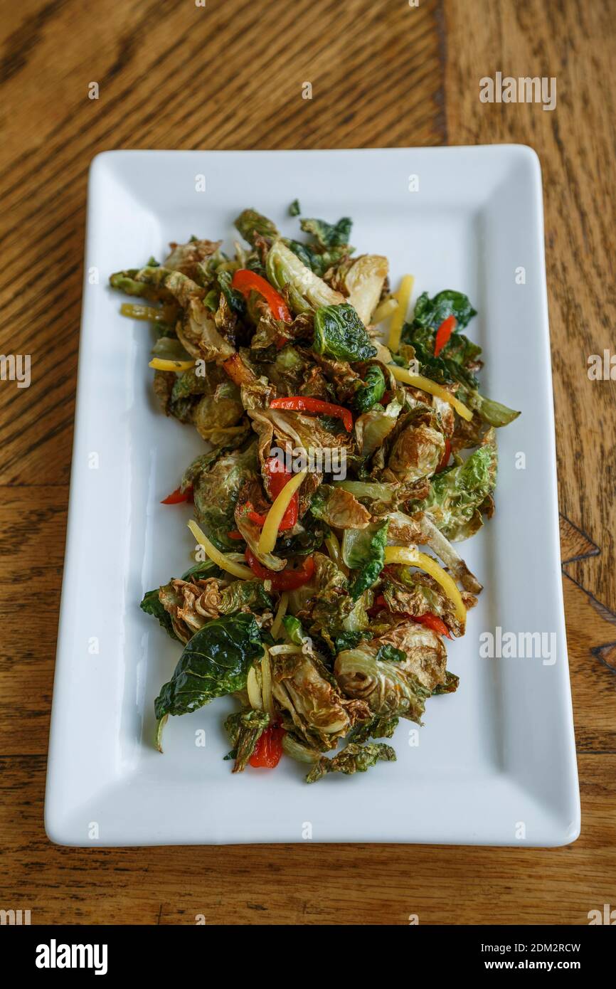Choux de Bruxelles croustillants, salle à manger, parc Chautauqua, Boulder, Colorado, États-Unis Banque D'Images