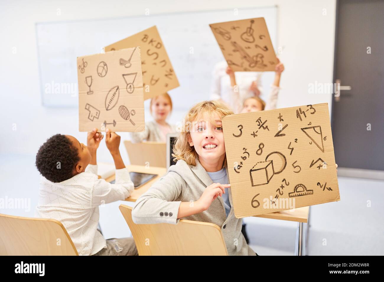 Les élèves tiennent du carton en classe Photo Stock - Alamy