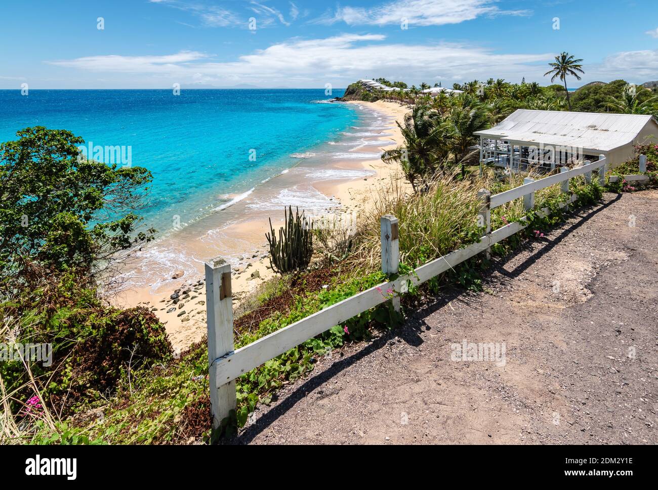 Belle plage sur Antigua Island, Caraïbes. Vue de la rue. Banque D'Images