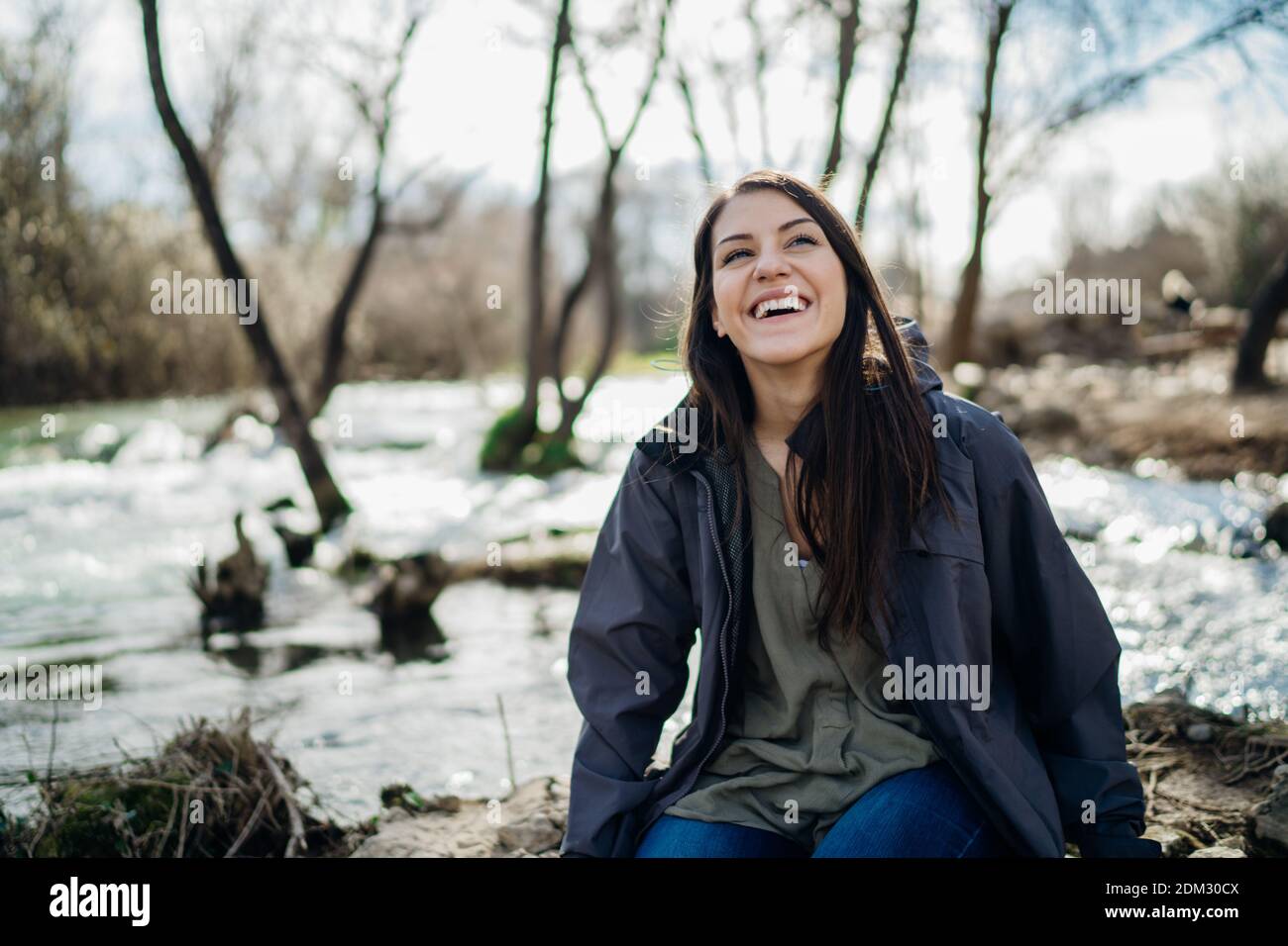 Jeune femme passe du temps libre dans le parc national/montagnes.randonnée en plein air expérience.nature aventure.Femme appréciant la nature et la beauté naturelle.Acti Banque D'Images