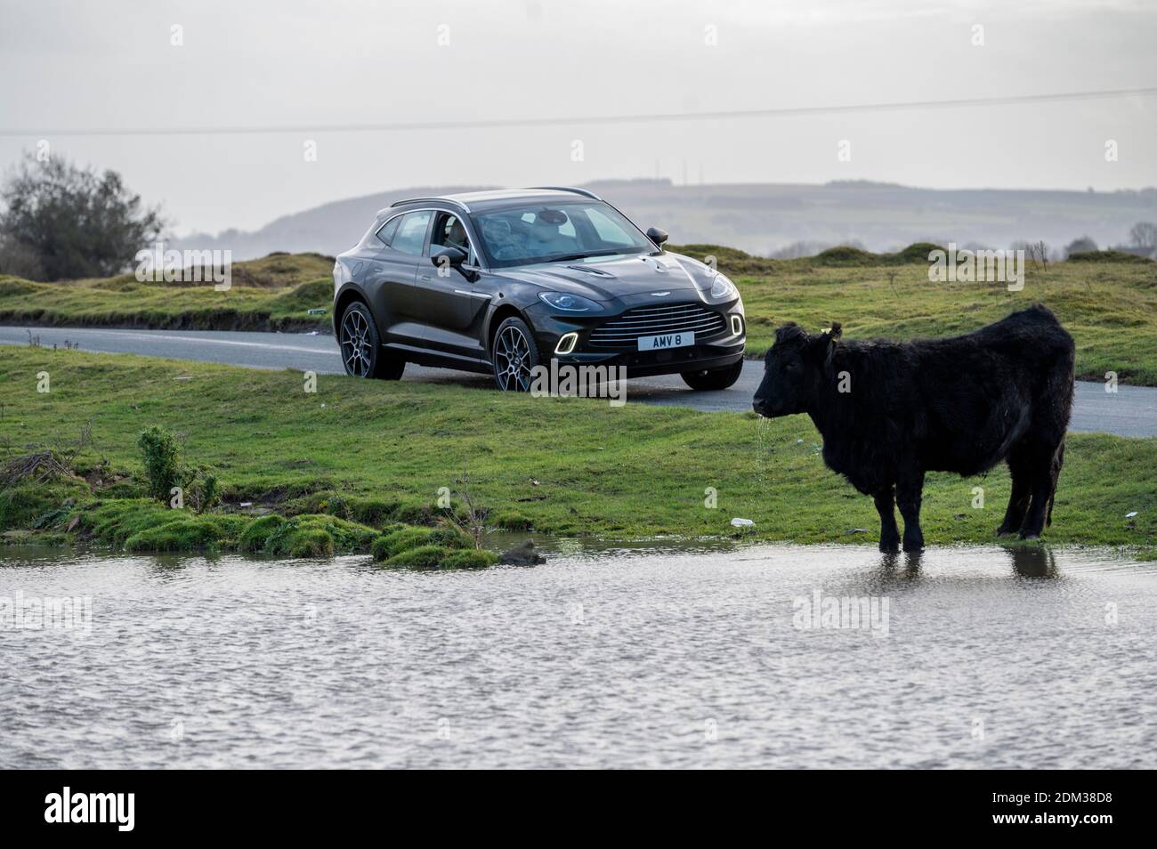 Un vus V8 Aston Martin DBX de 4 litres avec une vitesse maximale de 180 km/h et un prix à partir de 158,000 £ sur les sommets montagneux du sud du pays de Galles. Banque D'Images