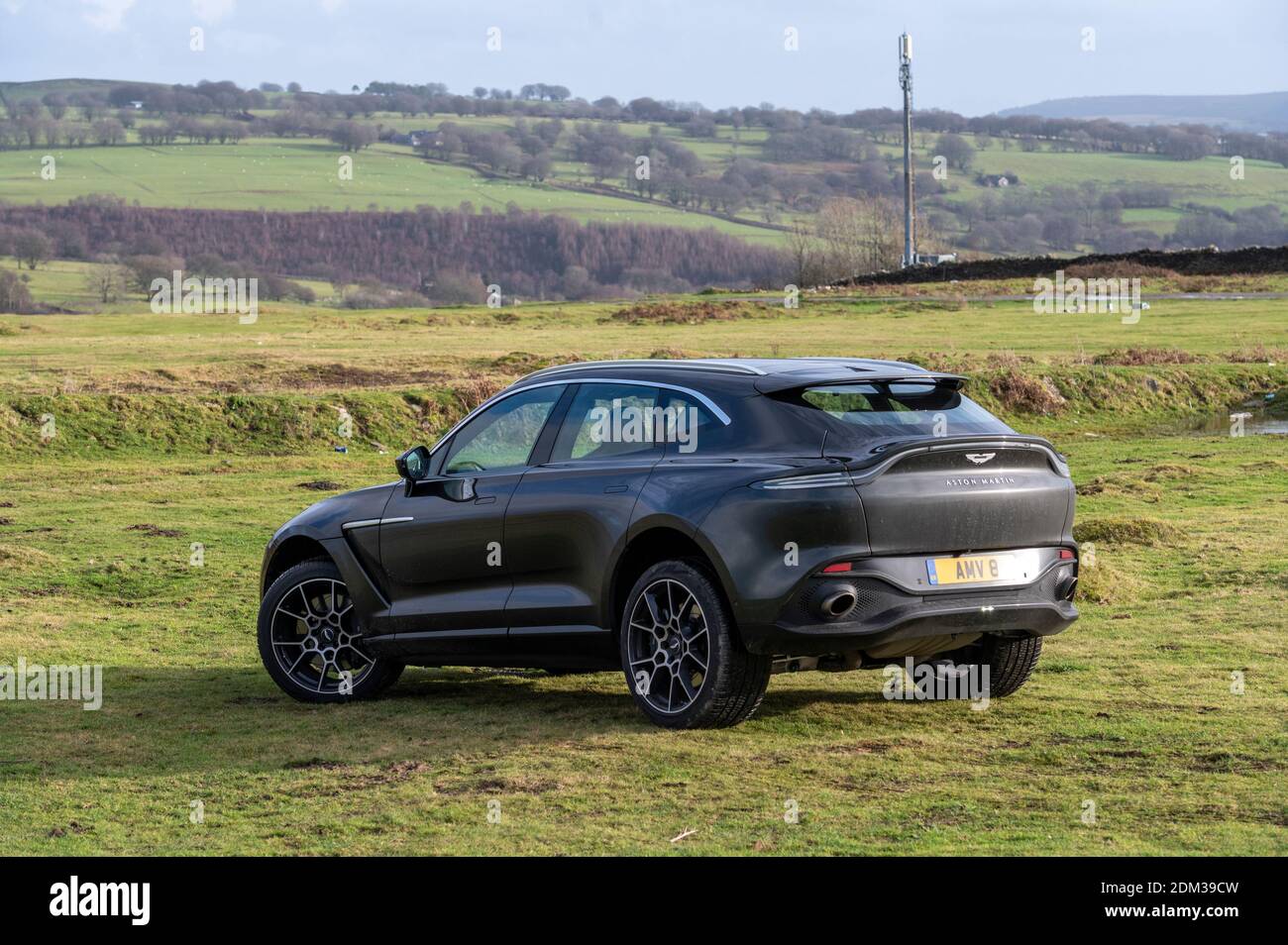 Un vus V8 Aston Martin DBX de 4 litres avec une vitesse maximale de 180 km/h et un prix à partir de 158,000 £ sur les sommets montagneux du sud du pays de Galles. Banque D'Images
