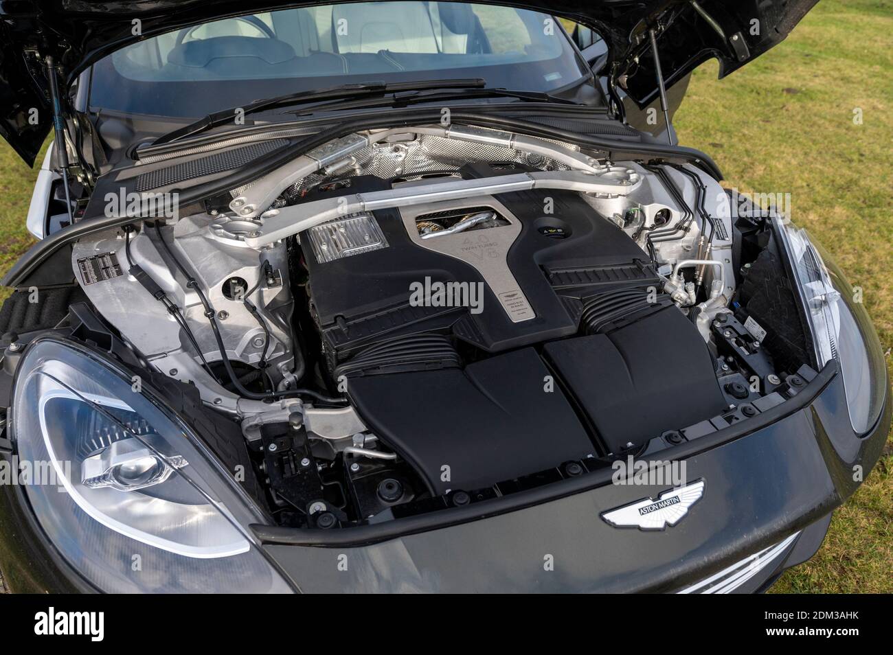 Moteur d'un vus V8 Aston Martin DBX de 4 litres avec une vitesse maximale de 180 km/h et un prix à partir de 158,000 £. Banque D'Images