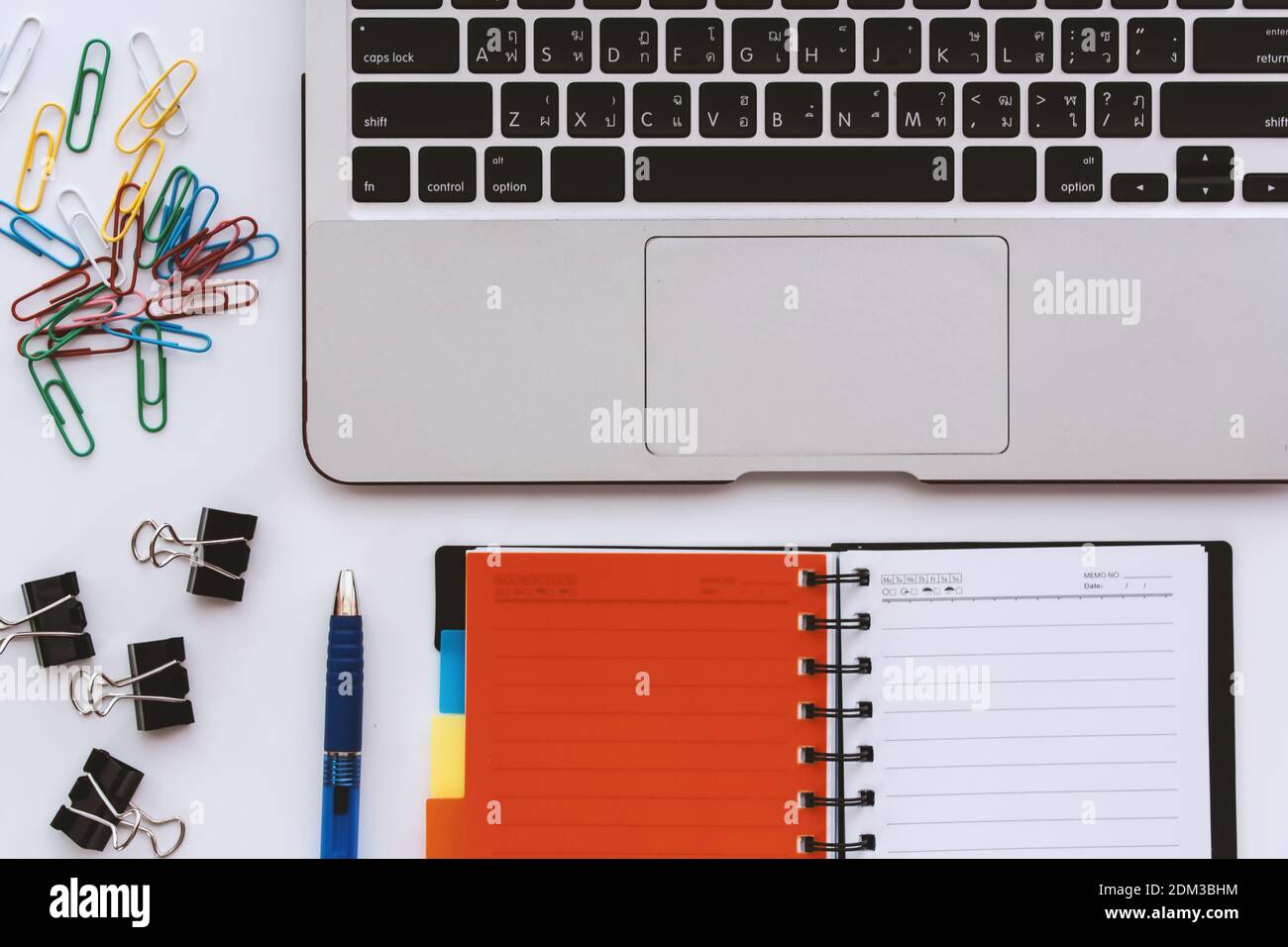 Ordinateur portable ordinateur portable et bureau ouvert avec clip et stylo  sur papier blanc 24 pour la technologie et business concept Photo Stock -  Alamy