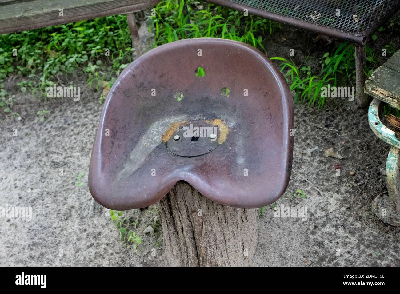 Ancien siège de tracteur rustique fait dans une chaise . Photo de haute qualité Banque D'Images