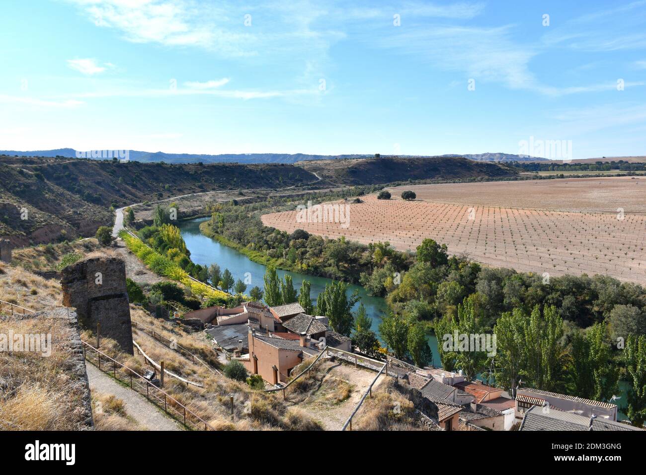 Vue depuis le château de Zorita de los Canes, son village, le Tage et les champs cultivés et la pistache. Banque D'Images