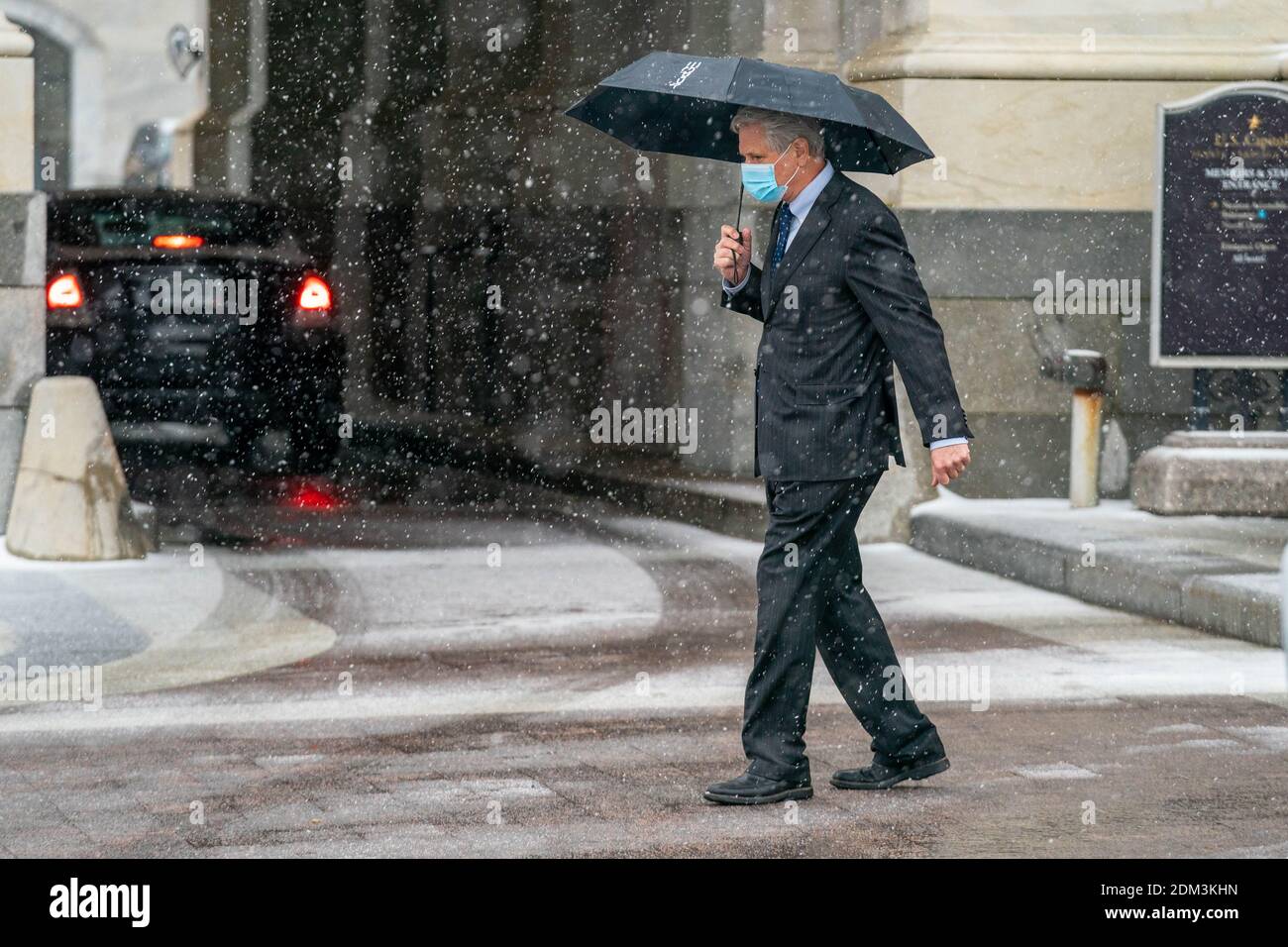 Washington, États-Unis. 16 décembre 2020. Kevin McCarthy (R-CA), le leader minoritaire de la Chambre des États-Unis, se rend à sa voiture le 16 décembre 2020 à Washington DC. Les dirigeants du Congrès sont sur le point d'un accord visant à ajouter une nouvelle série de contrôles de relance à un plan de secours d'environ 900 milliards de dollars alors qu'ils se précipitent pour conclure un accord avant la fin de la semaine. Photo par Ken Cedeno/Sipa USA crédit: SIPA USA/Alay Live News Banque D'Images