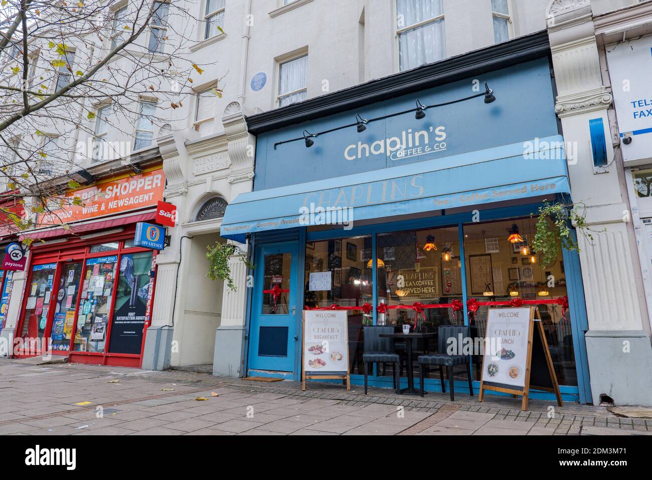 Plaque bleue Charlie Chaplin sur Brixton Road le 9 décembre dans le sud de Londres au Royaume-Uni. Photo de Sam Mellish Banque D'Images