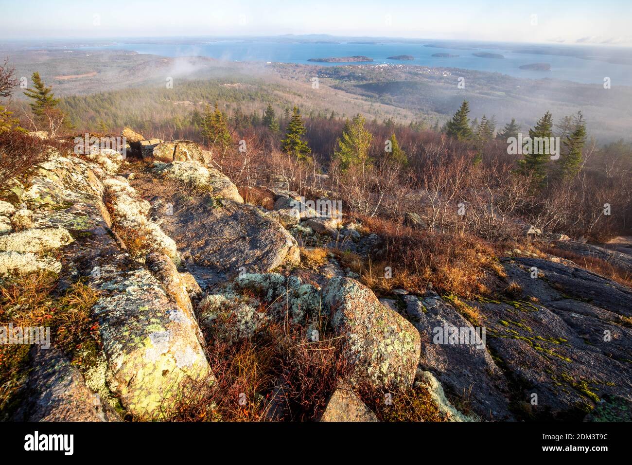 Lever de soleil pittoresque au sommet de la montagne Cadillac North Ridge Parc national de Trail Acadia Banque D'Images