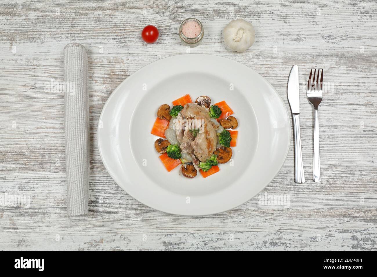 Oiseau de gibier à caille grillé avec champignons et légumes servis Top Vue Banque D'Images