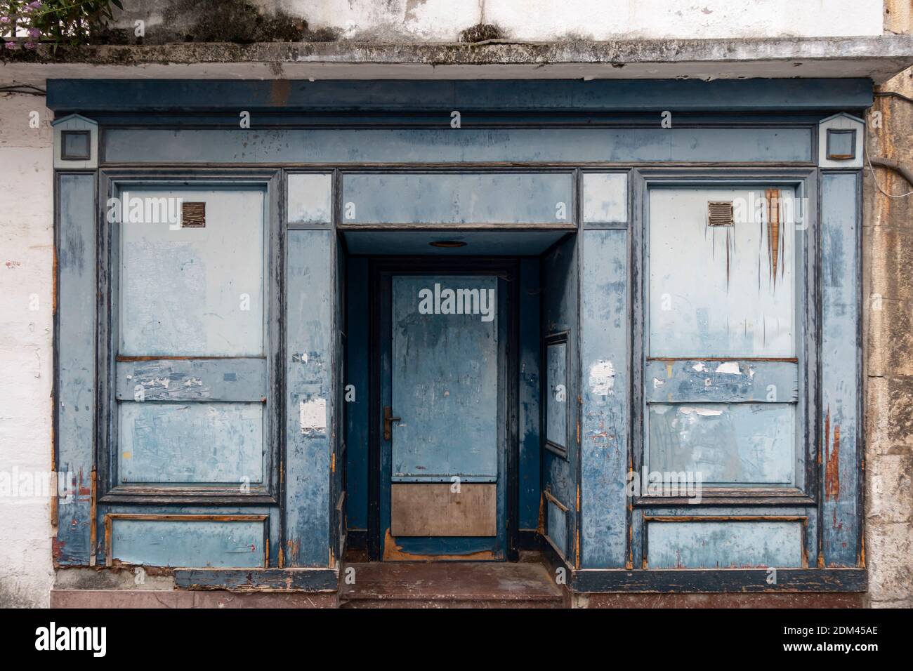 Avant de magasin ancien abandonné, avec peinture en bois fissurée Banque D'Images