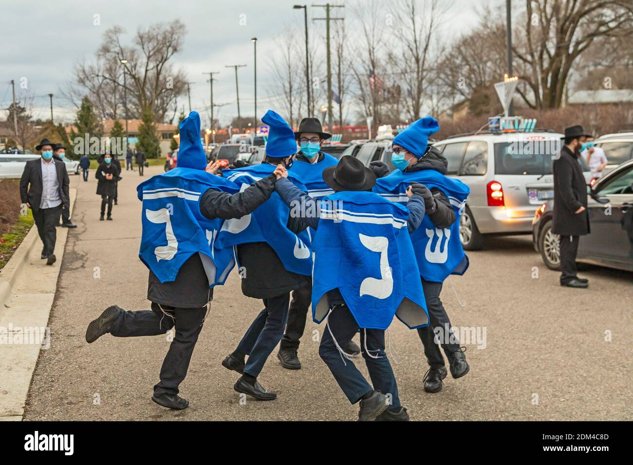 Southfield, Michigan - les garçons dansent comme les voitures de la ligne pour une voiture Top Menorah Parade la quatrième nuit de Chanukah. Banque D'Images